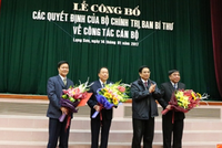 Đồng chí Phạm Minh Chính, Ủy viên Bộ Chính trị, Bí thư Trung ương Đảng, Trưởng Ban Tổ chức Trung ương đã trao quyết định các đồng chí nguyên lãnh đạo tỉnh Lạng Sơn. Ảnh Langson.gov.vn