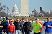 Du khách đi qua gần tòa nhà Quốc hội Mỹ, nơi sẽ diễn ra lễ nhậm chức của Trump ở Washington. Ảnh: Reuters