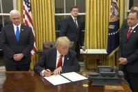 Trump sợ thiếu bút khi ký các văn bản đầu tiên