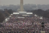 Đám đông tham gia cuộc "Tuần hành Chị em" ở Washington D.C hôm 21/1. Ảnh: Washington Post