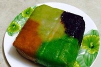 Làm một chiếc bánh chưng ngũ sắc cũng cầu kỳ hơn tất thảy. Gạo nếp được ngâm trong nước tạo màu tự nhiên từ 2-3 tiếng rồi đồ chín. Phần màu xanh của gạo có từ nước lá riềng xay, màu vàng của nghệ tươi, màu đỏ của gấc, và màu tím của nước lá cẩm. Tương ứng với 5 màu, bánh chưng ngũ sắc tạo nên 5 mùi vị khác nhau mà vẫn giữ nguyên hương vị mềm dẻo của gạo nếp.