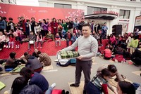 Không khí gói bánh chưng tại khu đô thị Vinhomes Times City (quận Hoàng Mai) - Ảnh: Tuấn Hải.