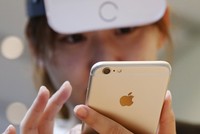 iPhone vẫn đang là con gà đẻ trứng vàng của Apple. Ảnh: Reuters