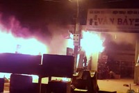 Ngọn lửa nhanh chóng lan nhanh thiêu rụi nhiều tài sản có giá trị. Ảnh: Trần Hiếu