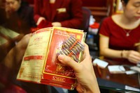 Những người dân đầu tiên sở hữu vàng ngày Thần Tài sau khi xếp hàng từ sáng sớm.