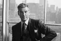 Triển lãm đồng hồ dành cho quý ông Salon International de la Haute Horlogerie lần thứ 27 (SIHH) vừa diễn ra tại Geneva, Thụy Sỹ quy tụ 30 hãng danh tiếng với con số giao dịch lên tới hàng tỷ USD. Đại sứ thương hiệu Speake-Marin - diễn viên gạo cội trong loạt phim "Điệp viên 007" - Pierce Brosnan tại triển lãm SIHH với chiếc Speake-Marin Resilience trên cổ tay.