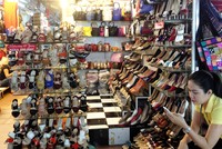 Nhiều hộ kinh doanh nhỏ sẽ không thể đứng tên vay vốn ngân hàng nếu không chuyển đổi thành doanh nghiệp. Ảnh minh họa: Hồng Châu.