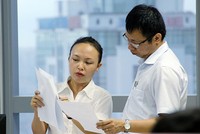 Cán bộ, công chức Đà Nẵng trao đổi công việc tại Trung tâm hành chính. Ảnh: Nguyễn Đông.