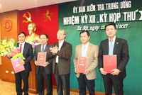 Đồng chí Trần Quốc Vượng, Ủy viên Bộ Chính trị, Bí thư Trung ương Đảng, Chủ nhiệm UBKT Trung ương trao Quyết định cho các đồng chí được điều động, bổ nhiệm.