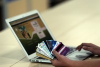 Khách hàng thận trọng với những lời mời nhận tiền trên trời rơi xuống. Ảnh: Đào Ngọc Thạch.