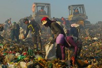 Những người nhặt rác tại một khu rác thải ở Medan, Indonesia. Khoảng 93 triệu dân Indonesia đang sống dưới mức chuẩn nghèo “vừa phải” mà Ngân hàng Thế giới đặt ra là 3,10 USD/người/ngày. (Nguồn: SabirinManurung).