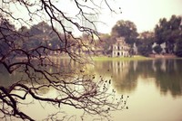 Hồ Gươm đẹp hoài cổ mùa cây trụi lá