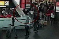 Hình ảnh từ camra an ninh cho thấy ông Kim Jong Nam bị tấn công từ phía sau - Ảnh: BBC