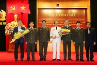 Bộ trưởng Tô Lâm cùng các đại biểu chúc mừng Thứ trưởng Lê Quý Vương. Ảnh MPS