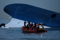 Hiện trường thảm họa chìm phà Sewol năm 2014. Ảnh: Reuters