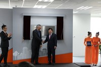 Thủ tướng Singapore Lý Hiển Long và Phó thủ tướng Chính phủ Trịnh Đình Dũng thực hiện nghi lễ khánh thành Dự án Mapletree Business Centre