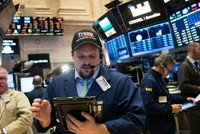 Rất hiếm khi có chính quyền gắn bó chặt chẽ với thị trường chứng khoán đầy biến động. (Nguồn: Getty Images)