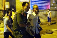 Người già được cảnh sát sơ tán qua trường tiểu học để tránh hỏa hoạn. Ảnh: Cửu Long.