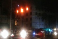 Ngọn lửa bùng phát trở lại lúc 19h15 tối hôm qua 26/3 (ảnh CTV).