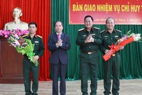 Trung tướng Võ Minh Lương, Bí thư Tỉnh ủy Lâm Đồng Nguyễn Xuân Tiến chúc mừng Thiếu tướng Du Trường Giang và Đại tá Nguyễn Bình Sơn. Ảnh QK7