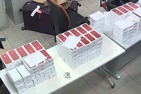 Lô điện thoại nhập lậu bị thu giữ ở sân bay Nội Bài. Ảnh: Tùng Sơn