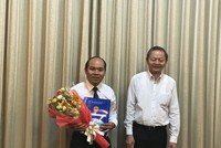 Ông Lê Văn Khoa trao quyết định và chúc mừng ông Trần Văn Bảy.