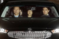 Công tố viên đưa cựu tổng thống Hàn Quốc Park Geun-hye tới trung tâm giam giữ ở ngoại ô thủ đô Seoul. Ảnh: Kyodo