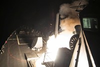 Một tên lửa Tomahawk được phóng từ tàu khu trục USS Ross sáng 7/4. Ảnh: Reuters