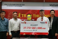 Bà L.N đeo mặt nạ tại buổi nhận thưởng sáng ngày 7/4. Ảnh: Vietlott