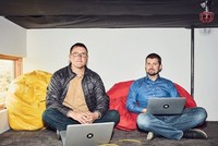 Đồng sáng lập IFixit Kyle Wiens (trái) và Luke Soules  (phải). Ảnh: Inc.