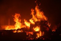 Lửa thiêu rụi kho chứa hàng của công ty thủ công mỹ nghệ. Ảnh: Lam Sơn.