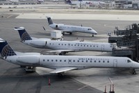 Barkshire Hathaway hiện là cổ đông lớn nhất của United Airlines. Ảnh minh họa: AP