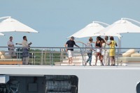 Ông bà Obama chụp ảnh trên du thuyền. Ảnh: Visual Press Agency