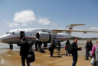 Hành khách chuẩn bị lên một máy bay của Air Koryo ở sân bay Bình Nhưỡng hôm 18/4 - Ảnh: Reuters.