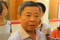 Ông Võ Kim Cự trong vòng vây báo chí tại kỳ họp trước, khi dư luận đặt vấn đề trách nhiệm của ông trong việc đưa Formosa về Hà Tĩnh.