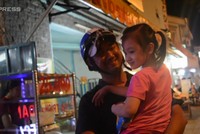 Anh bán rau câu với tinh thần 'tuy khổ nhưng luôn mỉm cười'