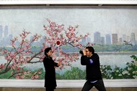 Phóng viên nước ngoài chụp ảnh nhân viên trạm tàu điện ngầm Triều Tiên. Ảnh: Reuters