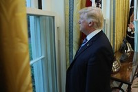 Tổng thống Donald Trump nhìn ra cửa sổ sau cuộc phỏng vấn với phóng viên Reuters tại phòng Bầu dục ngày 27/4. Ảnh: Reuters.