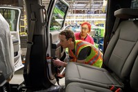 Mark Zuckerberg “thử việc” tại nhà máy Ford