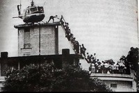 Một bức ảnh chế người Sài Gòn di tản năm 1975 từng xuất hiện trên mạng, thậm chí được đưa vào một cuốn sách ảnh do không kiểm tra nguồn. Ảnh chụp lại từ sách.