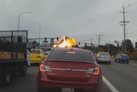 Máy bay lao sượt cột điện, bốc cháy trên đường ở Mỹ