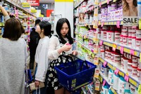 Uki Shao đang mua hàng cho khách tại Chemist Warehouse, Melbourne. 