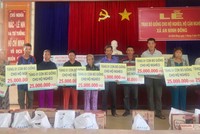 Các hộ gia đình tại xã An Ninh Đông nhận hỗ trợ nguồn vốn mua bò giống