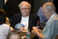 Warren Buffett chơi bài trong đại hội cổ đông tuần trước. Ảnh: Bloomberg