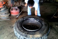 Thợ Việt lắp lốp bằng xăng - sáng tạo hay nguy hiểm?