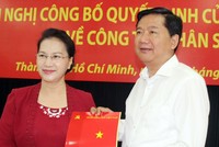 Chủ tịch Quốc hội Nguyễn Thị Kim Ngân trao quyết định phân công ông Đinh La Thăng ở vị trí mới. Ảnh: T.N