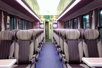 Ghế ngồi kiểu mới, rộng rãi, có giá để chân, có thể ngả ra thành giường ngủ. Ảnh: Thanh Tuyết.