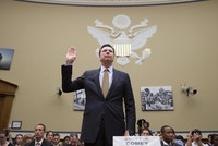 Giám đốc FBI James Comey tuyên thệ ở Đồi Capitol ngày 7/7/2016. Ảnh: AP