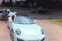 Tài xế Porsche phản ứng thần tốc thoát khỏi kẻ cướp