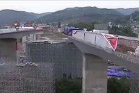 Cầu 15.000 tấn quay 120 độ ở Trung Quốc